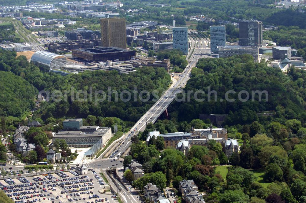 Aerial image Luxemburg - Blick auf den Kreisverkehr Robert Schuman im Vordergrund und den von ihm abgehenden Boulevard Robert Schuman, die N51, der über die Brücke Grand-Duchesse Charlotte (auf Deutsch: Grossherzogin-Charlotte-Brücke) führt. Die Brücke stammt vom deutschen Architekten Egon Jux und wurde 1965 fertig gestellt. Dahinter ist das europäische Viertel zu sehen mit dem Cour de justice des Communautes europeennes auf der linken Seite (der europäische Gerichtshof). Die N51 wird hier zur Avenue John Fitzgerald Kennedy. Das Europaviertel in Luxemburg befindet sich auf dem Kirchberg - Plateau. Im Vordergrund ist der Parkplatz Glacis zu sehen.