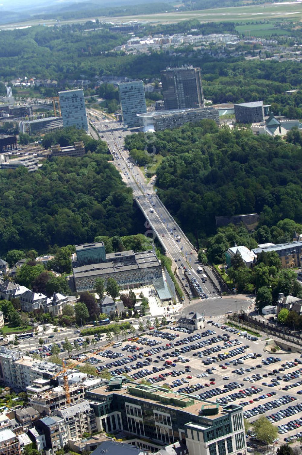 Aerial image Luxemburg - Blick auf den Kreisverkehr Robert Schuman im Vordergrund und den von ihm abgehenden Boulevard Robert Schuman, die N51, der über die Brücke Grand-Duchesse Charlotte (auf Deutsch: Grossherzogin-Charlotte-Brücke) führt. Die Brücke stammt vom deutschen Architekten Egon Jux und wurde 1965 fertig gestellt. Dahinter ist das europäische Viertel zu sehen mit dem Cour de justice des Communautes europeennes auf der linken Seite (der europäische Gerichtshof). Die N51 wird hier zur Avenue John Fitzgerald Kennedy. Das Europaviertel in Luxemburg befindet sich auf dem Kirchberg - Plateau. Im Vordergrund ist der Parkplatz Glacis zu sehen.