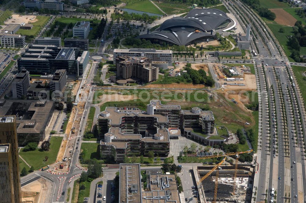 Aerial image Luxemburg - Blick auf das Europaviertel auf dem Kirchberg-Plateu. Im Europaviertel sind der Europäische Gerichtshof sowie der Europäische Rechnungshof, die Europäische Investitionsbank und der Rat der Europäischen Union ansässig. Das Bild zeigt einen Abschnitt der Avenue John Fitzgerald Kennedy. Im Hintergrund ist das dCoque zu sehen, ein Sport-, Kultur- und Veranstaltungszentrum.