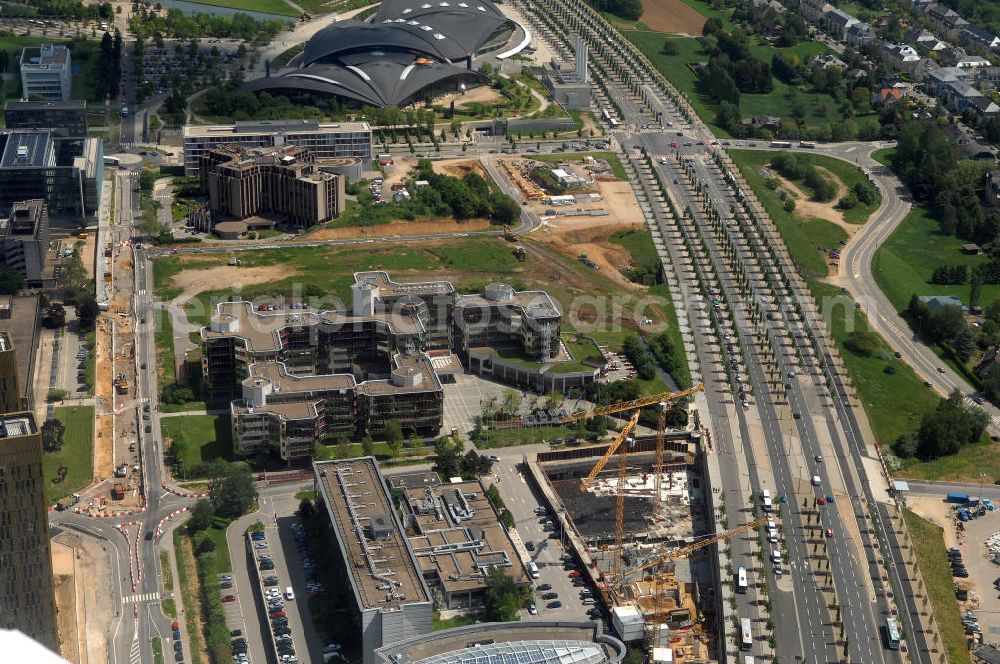 Aerial photograph Luxemburg - Blick auf das Europaviertel auf dem Kirchberg-Plateu. Im Europaviertel sind der Europäische Gerichtshof sowie der Europäische Rechnungshof, die Europäische Investitionsbank und der Rat der Europäischen Union ansässig. Das Bild zeigt einen Abschnitt der Avenue John Fitzgerald Kennedy. Im Hintergrund ist das dCoque zu sehen, ein Sport-, Kultur- und Veranstaltungszentrum.