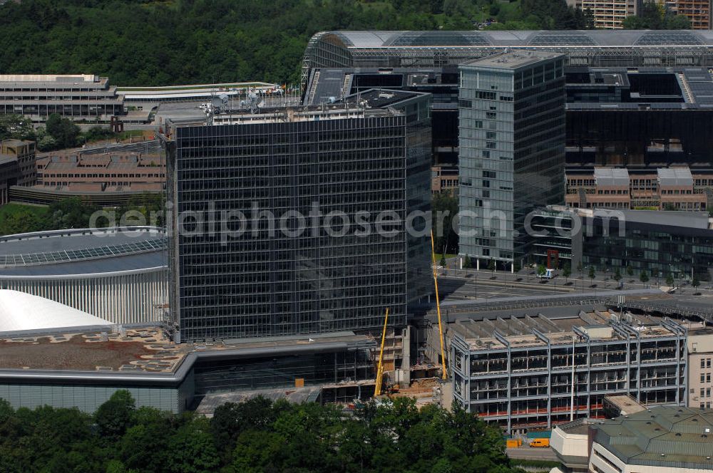 Luxemburg from above - Blick auf das Areal vom Europäischen Gerichtshof im Europaviertel in Luxemburg. Es befindet sich auf dem Kirchberg-Plateau in Luxemburg (Stadt). Das weiße Gebäude links im Bild ist die Philharmonie.