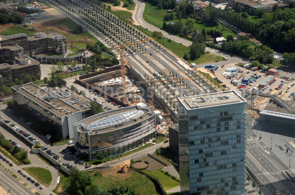 Luxemburg from above - Blick auf das Europaviertel auf dem Kirchberg-Plateu. Im Europaviertel sind der Europäische Gerichtshof sowie der Europäische Rechnungshof, die Europäische Investitionsbank und der Rat der Europäischen Union ansässig. Das Bild zeigt einen Abschnitt der Avenue John Fitzgerald Kennedy.