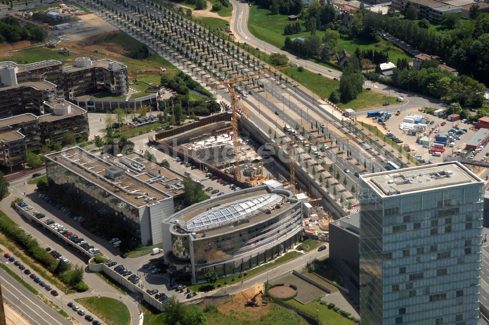 Luxemburg from the bird's eye view: Blick auf das Europaviertel auf dem Kirchberg-Plateu. Im Europaviertel sind der Europäische Gerichtshof sowie der Europäische Rechnungshof, die Europäische Investitionsbank und der Rat der Europäischen Union ansässig. Das Bild zeigt einen Abschnitt der Avenue John Fitzgerald Kennedy.