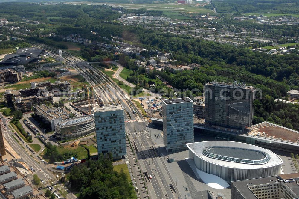 Aerial image Luxemburg - Blick auf das Europaviertel auf dem Kirchberg-Plateu. Im Europaviertel sind der Europäische Gerichtshof sowie der Europäische Rechnungshof, die Europäische Investitionsbank und der Rat der Europäischen Union ansässig. Das Gebäude rechts im Vordergrund ist die Philharmonie, Residenzort des Orchestre Philharmonique du Luxembourg. Architekt ist Christian de Portzamparc, die Ausgestaltung der Akustik im großen Konzertsaal besorgte Albert Yaying Xu. Kontakt Christian de Portzamparc (Büro Paris): Tel. +331 40648000, Email: mail@portzamparc.com; Kontakt Philharmonie Luxemburg: Tel. +352 26 02 271, Email: info@philharmonie.lu