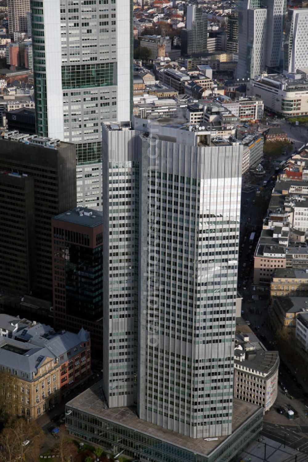 Frankfurt am Main from above - Blick auf den Eurotower der Europäischen Zentralbank in der Frankfurter Innenstadt. Die EZB wurde 1998 im Rahmen der Europäischen Wirtschafts- und Währungsunion gegründet. View to the Eurotower of the European Central Bank, ECB in the inner city of Frankfurt on the Main.