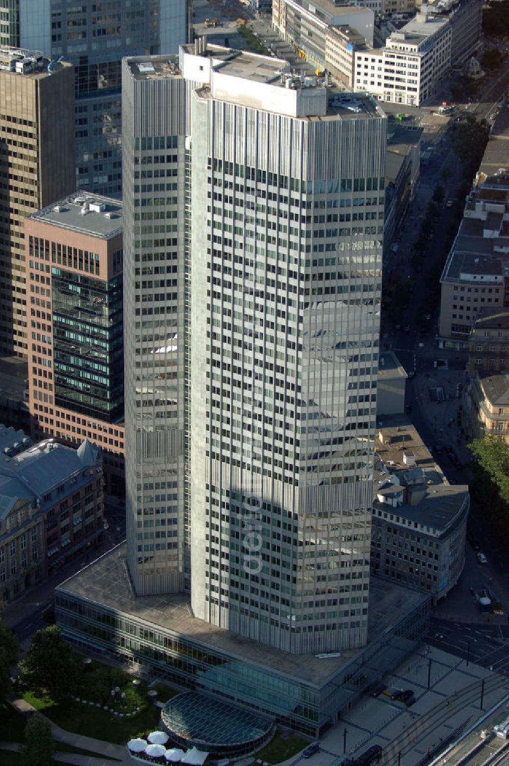 Frankfurt am Main from above - Eurotower mit 148 m Höhe und 39 Etagen ist Sitz der Europäische Zentralbank (EZB). Pressekontakt: Kaiserstrasse 29, 60311 Frankfurt, Tel. +49(0)69 1344-7455, Fax +49(0)69 1344-6945, E-Mail: info@ecb.europa.eu