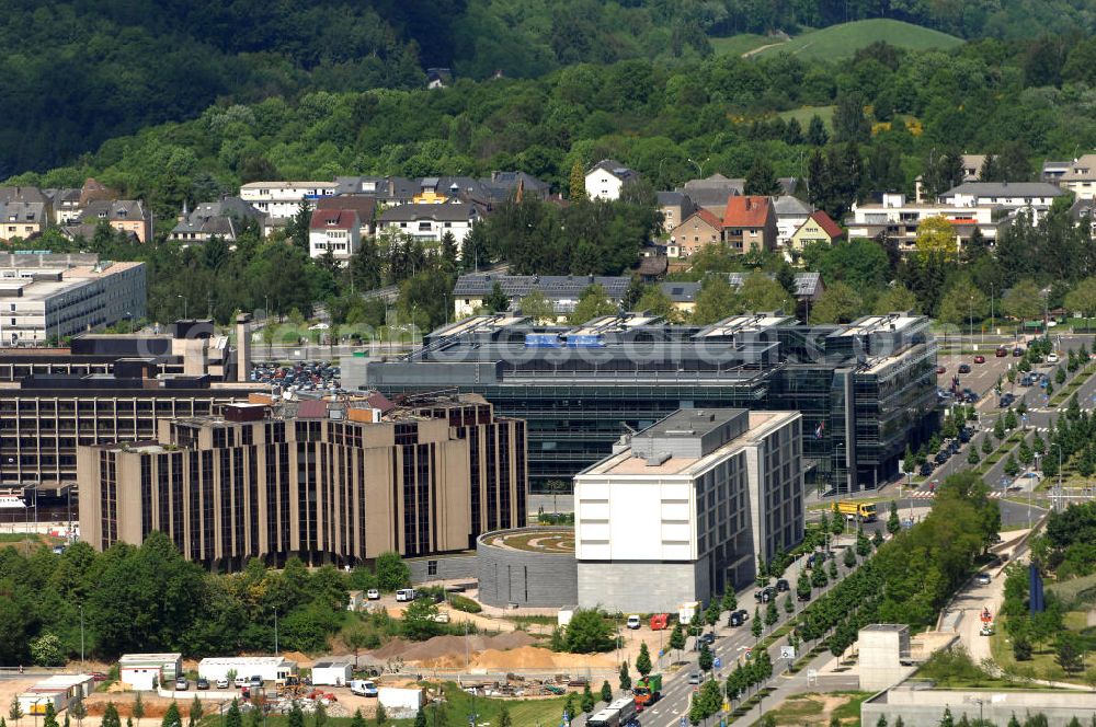 Aerial photograph Luxemburg - Blick auf die Rue Erasme, Ecke Avenue John Fitzgerald Kennedy. Zentral im Vordergrund ist der Europäische Rechnungshof (Cour de comptes europeenne). Rechts davon ist ein Erweiterungsbau des Europäischen Rechnungshofes. Das Gebäude im Hintergrund beheimatet die Handelskammer (Chambre de Commerce). Der Entwurf stammt von den Architekten Claude Vasconi und Jean Petit. Der Bau wurde 2003 fertiggestellt. Verantwortlich war Hochtief Luxemburg. Kontakt Hochtief Luxemburg: +352 4266301, Email: info@hochtief.lu