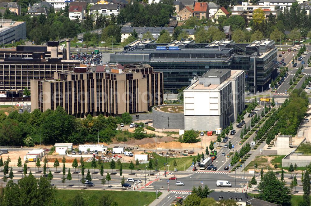 Luxemburg from above - Blick auf die Rue Erasme, Ecke Avenue John Fitzgerald Kennedy. Zentral im Vordergrund ist der Europäische Rechnungshof (Cour de comptes europeenne). Rechts davon ist ein Erweiterungsbau des Europäischen Rechnungshofes. Das Gebäude im Hintergrund beheimatet die Handelskammer (Chambre de Commerce). Der Entwurf stammt von den Architekten Claude Vasconi und Jean Petit. Der Bau wurde 2003 fertiggestellt. Verantwortlich war Hochtief Luxemburg. Kontakt Hochtief Luxemburg: +352 4266301, Email: info@hochtief.lu