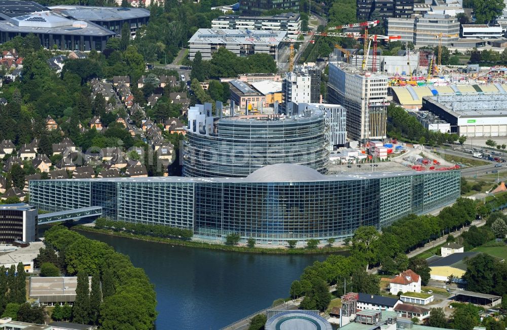 Strasbourg - Straßburg from the bird's eye view: Administrative building of the EU - State Authority Parlement europeen Strasbourg on Avenue du President Robert Schuman - Quai du Chanoine Winterer in Strasbourg in Grand Est, France