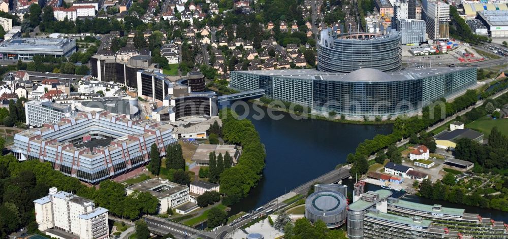 Strasbourg - Straßburg from the bird's eye view: Administrative building of the EU - State Authority Parlement europeen Strasbourg on Avenue du President Robert Schuman - Quai du Chanoine Winterer in Strasbourg in Grand Est, France