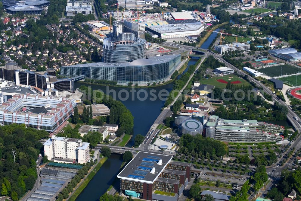 Strasbourg - Straßburg from the bird's eye view: Administrative building of the EU - State Authority Parlement europeen Strasbourg on Avenue du President Robert Schuman - Quai du Chanoine Winterer in Strasbourg in Grand Est, France