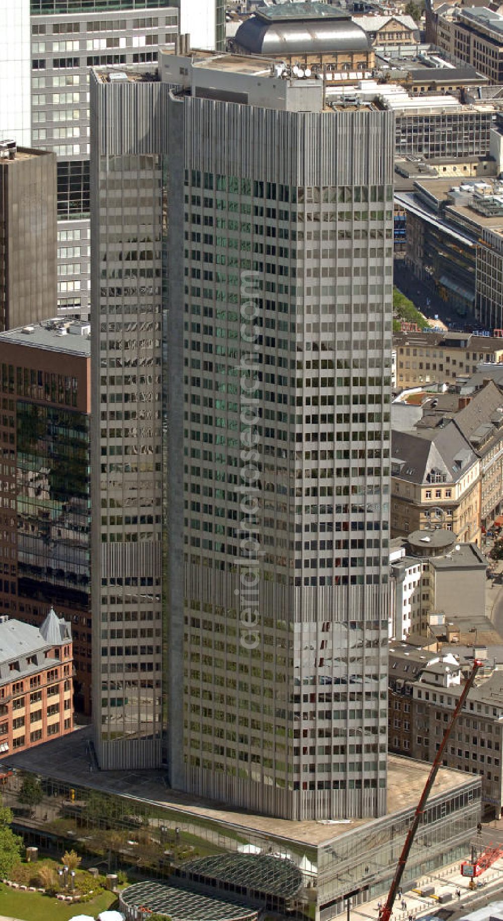 Frankfurt am Main from above - Blick auf den 148 m hohen Eurotower, dem Sitz der Europäischen Zentralbank (EZB). Die EZB wird 2011 das Gebäude räumen, um in ihre neue Zentrale im Ostend zu ziehen. View of the 148 m high Euro Tower, headquarters of the European Central Bank (ECB). The ECB will leave the building in 2011 to go into their new headquarters in Ostend.