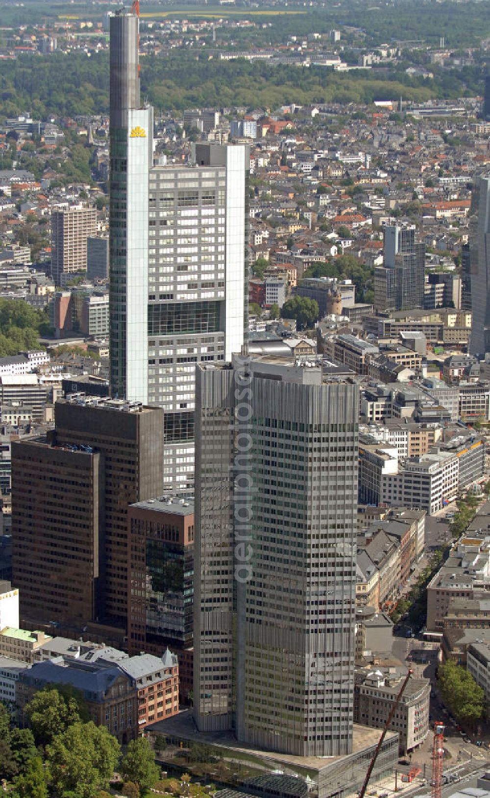 Frankfurt am Main from the bird's eye view: Blick auf den 148 m hohen Eurotower, dem Sitz der Europäischen Zentralbank (vorn), und den Commerzbank Tower mit 259 m Höhe. Von 1997 bis 2003 war die von Norman Foster entworfene Commerzbank-Zentrale das höchste Gebäude Europas. View of the 148 m high Euro Tower, headquarters of the European Central Bank (front), and the Commerzbank Tower with 259 m height. From 1997 to 2003 the Commerzbank headquarters, designed by Norman Foster, was the tallest building in Europe.