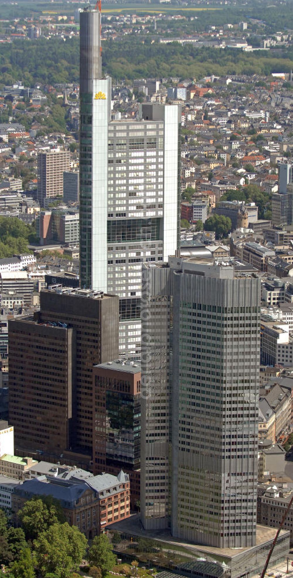 Aerial image Frankfurt am Main - Blick auf den 148 m hohen Eurotower, dem Sitz der Europäischen Zentralbank (vorn), und den Commerzbank Tower mit 259 m Höhe. Von 1997 bis 2003 war die von Norman Foster entworfene Commerzbank-Zentrale das höchste Gebäude Europas. View of the 148 m high Euro Tower, headquarters of the European Central Bank (front), and the Commerzbank Tower with 259 m height. From 1997 to 2003 the Commerzbank headquarters, designed by Norman Foster, was the tallest building in Europe.