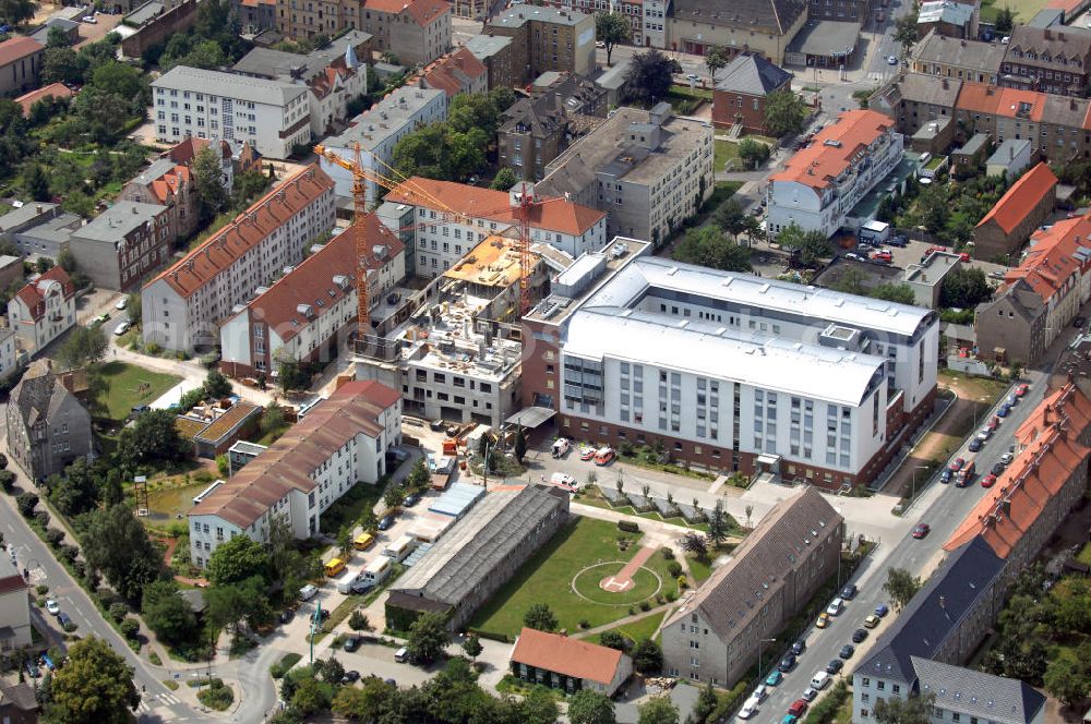 Lutherstadt Wittenberg from above - Blick auf den Erweiterungsbau des Ev. Krankenhaus der Paul-Gerhardt-Stift in Wittenberg. Der Paul-Gerhardt-Stift ist ein Akademisches Lehrkrankenhaus der Martin-Luther-Univeristät Halle-Wittenberg. Der 1876 gegründete Paul-Gerhardt-Stift ist der größte Gesundheitsdienstleister zwischen Berlin und Leipzig. Das Prinzip der Stiftung lautet bestmögliche Pflege alter oder kranker Menschen. Zum 125-jährigen Gründungsjubiläum soll der neue Bauabschnitt eingeweiht werden. Kontakt: Vorstandssekretariat, Paul-Gerhardt-Str. 42-45, 06886 Lutherstadt Wittenberg, Tel.: 03491–502242,