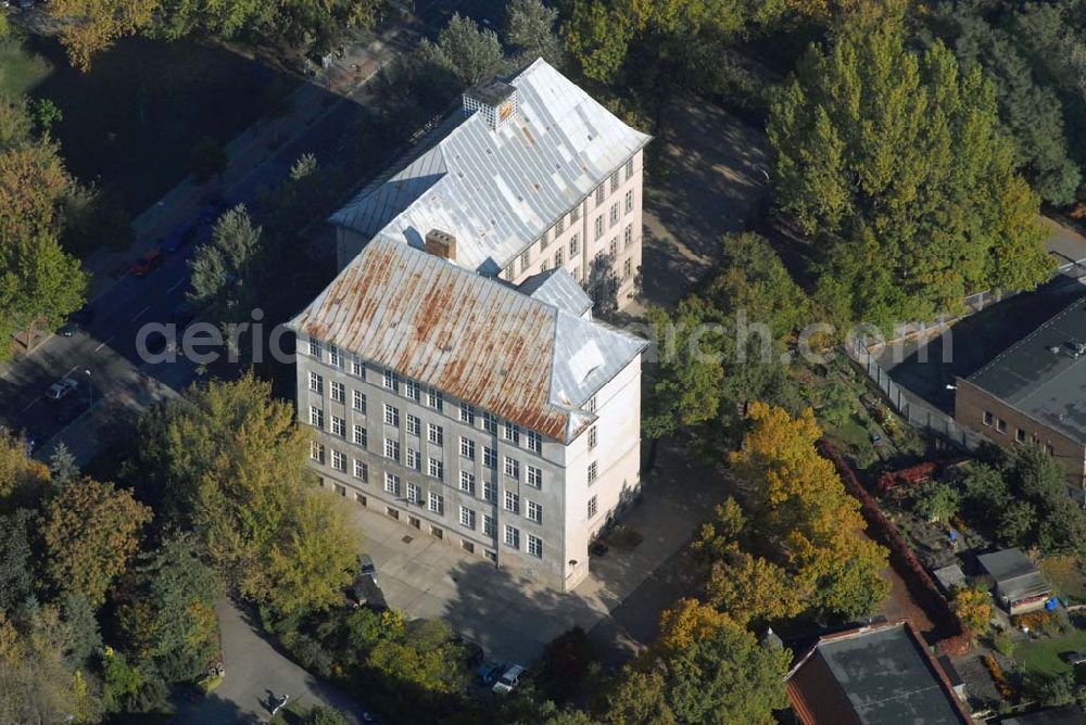 Aerial image Berlin-Lichtenberg - Blick auf die Evangelische Grundschule Lichtenberg in der Rummelsburger Straße 3, 10315 Berlin - Kontakt: fon : 030-54718014 - fax : 030-54718110 - mail: ev-schule-lichtenberg@freenet.de Die Schule ist eine gebundene Ganztagsgrundschule in Trägerschaft der Schulstiftung der Evangelischen Kirche Berlin-Brandenburg-schlesische Oberlausitz.