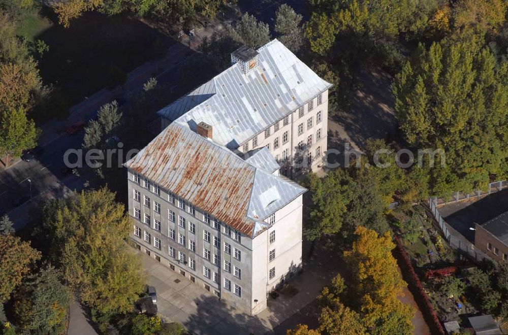 Aerial photograph Berlin-Lichtenberg - Blick auf die Evangelische Grundschule Lichtenberg in der Rummelsburger Straße 3, 10315 Berlin - Kontakt: fon : 030-54718014 - fax : 030-54718110 - mail: ev-schule-lichtenberg@freenet.de Die Schule ist eine gebundene Ganztagsgrundschule in Trägerschaft der Schulstiftung der Evangelischen Kirche Berlin-Brandenburg-schlesische Oberlausitz.