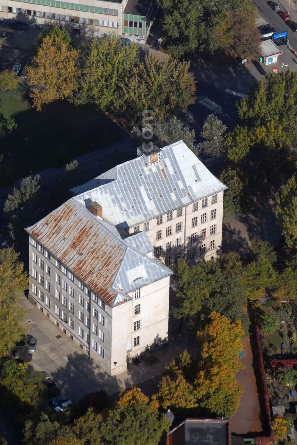 Berlin-Lichtenberg from above - Blick auf die Evangelische Grundschule Lichtenberg in der Rummelsburger Straße 3, 10315 Berlin - Kontakt: fon : 030-54718014 - fax : 030-54718110 - mail: ev-schule-lichtenberg@freenet.de Die Schule ist eine gebundene Ganztagsgrundschule in Trägerschaft der Schulstiftung der Evangelischen Kirche Berlin-Brandenburg-schlesische Oberlausitz.