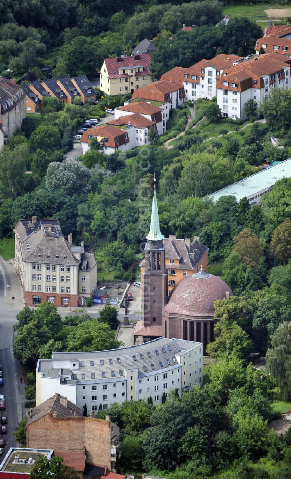 Aerial photograph Frankfurt / Oder - Blick auf die St. - Georg - Kirche in Frankfurt / Oder an der Bergstraße. Der Kirchenneubau wurde 1928 eingeweiht und ist die größte Kirche der Kirchegemeinde Frankfurt / Oder. Der Bau erfolgte nach einem Entwurf von Curt Steinberg. View of the St. - George - Church in Frankfurt / Oder at Bergstrasse. The new church was consecrated in 1928 and is the largest church in the parish church of Frankfurt / Oder. The building was designed by Curt Steinberg.