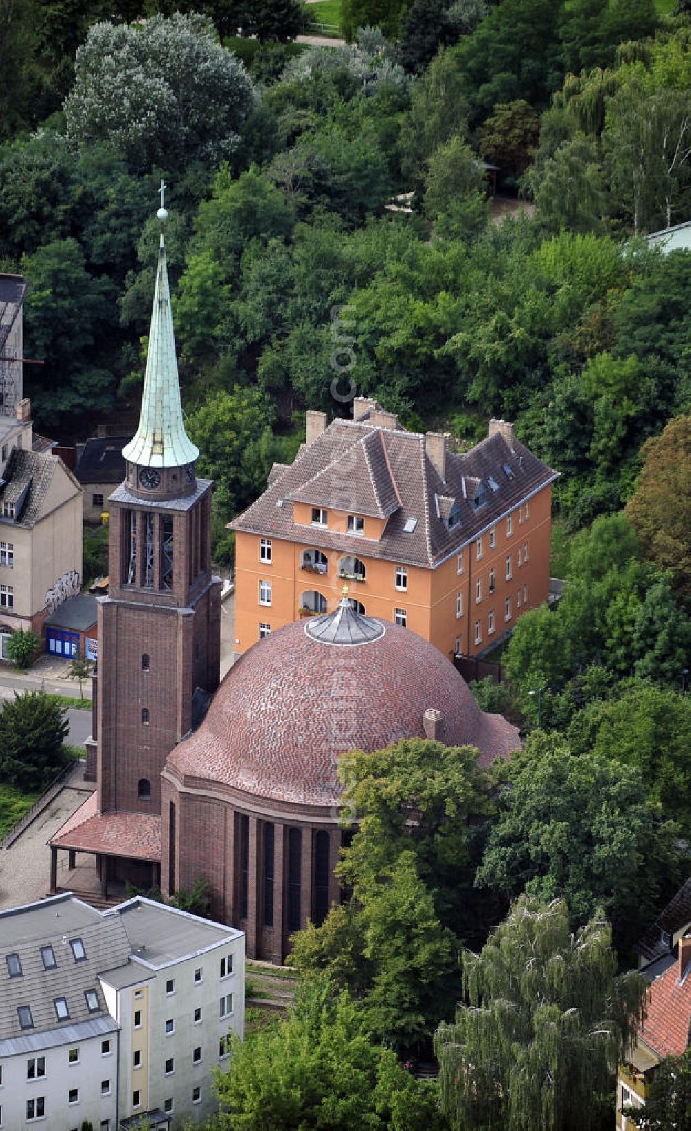 Frankfurt / Oder from the bird's eye view: Blick auf die St. - Georg - Kirche in Frankfurt / Oder an der Bergstraße. Der Kirchenneubau wurde 1928 eingeweiht und ist die größte Kirche der Kirchegemeinde Frankfurt / Oder. Der Bau erfolgte nach einem Entwurf von Curt Steinberg. View of the St. - George - Church in Frankfurt / Oder at Bergstrasse. The new church was consecrated in 1928 and is the largest church in the parish church of Frankfurt / Oder. The building was designed by Curt Steinberg.