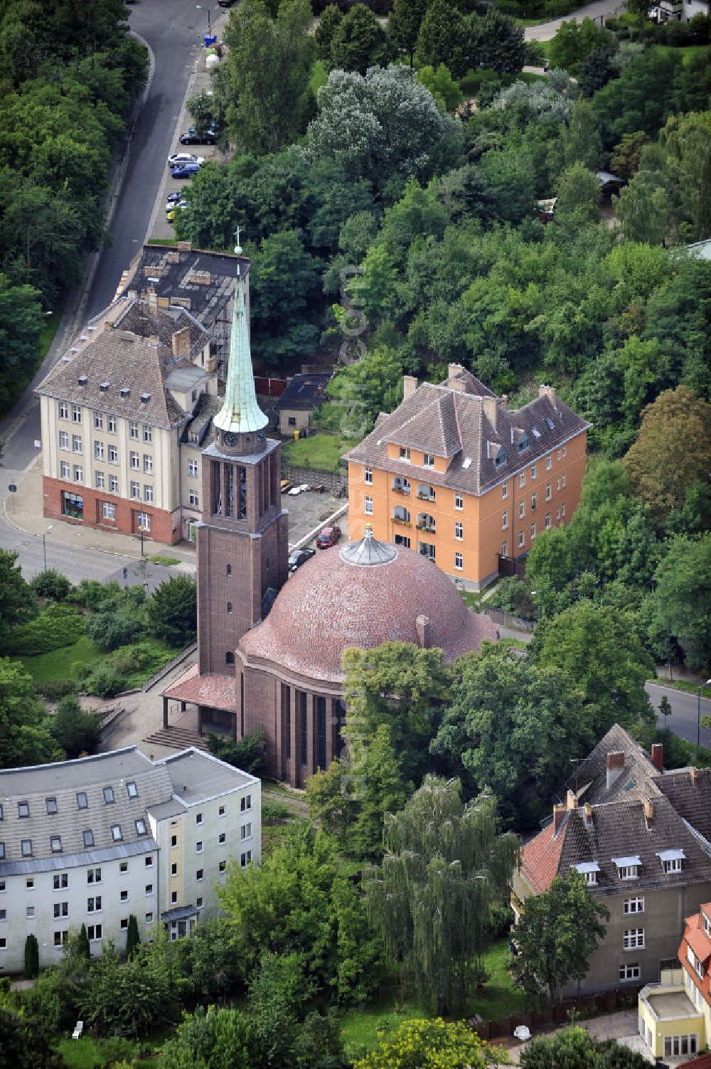 Aerial photograph Frankfurt / Oder - Blick auf die St. - Georg - Kirche in Frankfurt / Oder an der Bergstraße. Der Kirchenneubau wurde 1928 eingeweiht und ist die größte Kirche der Kirchegemeinde Frankfurt / Oder. Der Bau erfolgte nach einem Entwurf von Curt Steinberg. View of the St. - George - Church in Frankfurt / Oder at Bergstrasse. The new church was consecrated in 1928 and is the largest church in the parish church of Frankfurt / Oder. The building was designed by Curt Steinberg.