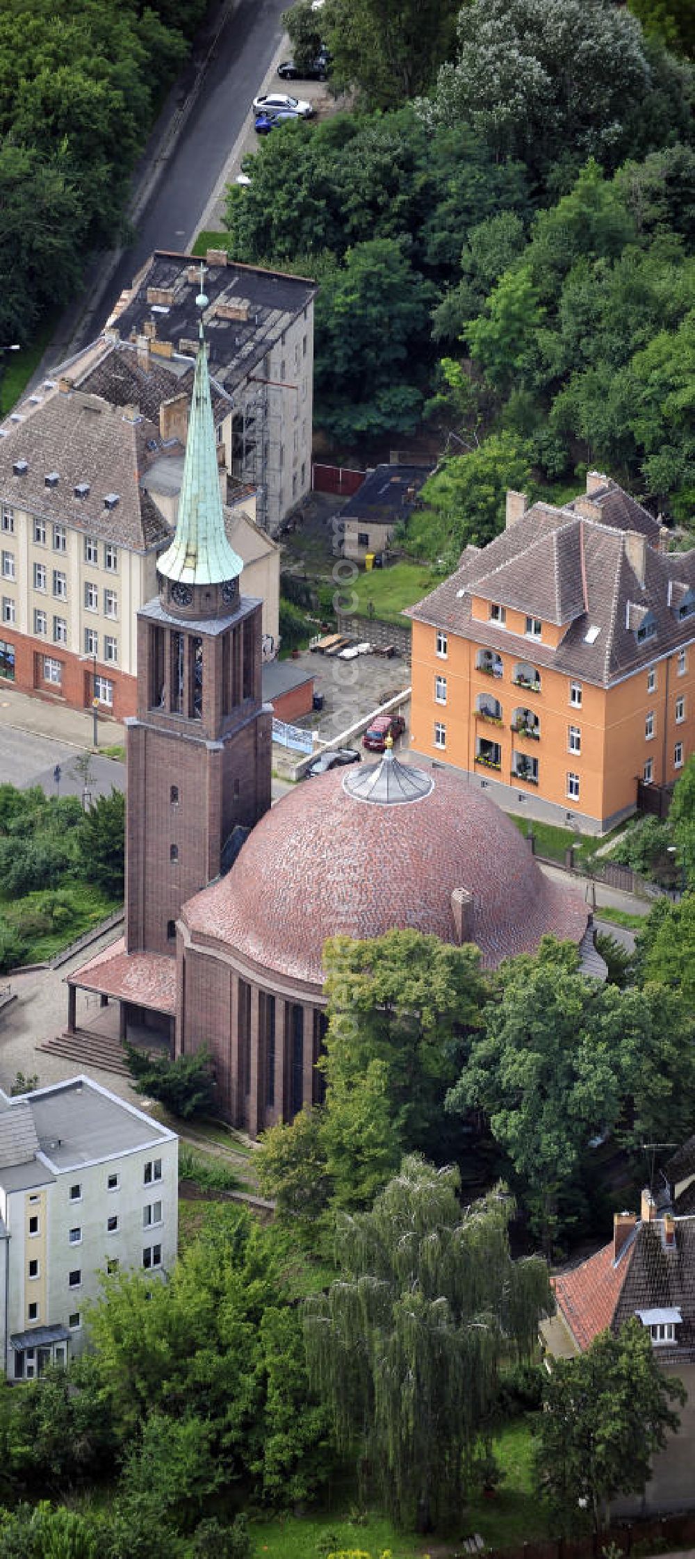 Frankfurt / Oder from above - Blick auf die St. - Georg - Kirche in Frankfurt / Oder an der Bergstraße. Der Kirchenneubau wurde 1928 eingeweiht und ist die größte Kirche der Kirchegemeinde Frankfurt / Oder. Der Bau erfolgte nach einem Entwurf von Curt Steinberg. View of the St. - George - Church in Frankfurt / Oder at Bergstrasse. The new church was consecrated in 1928 and is the largest church in the parish church of Frankfurt / Oder. The building was designed by Curt Steinberg.