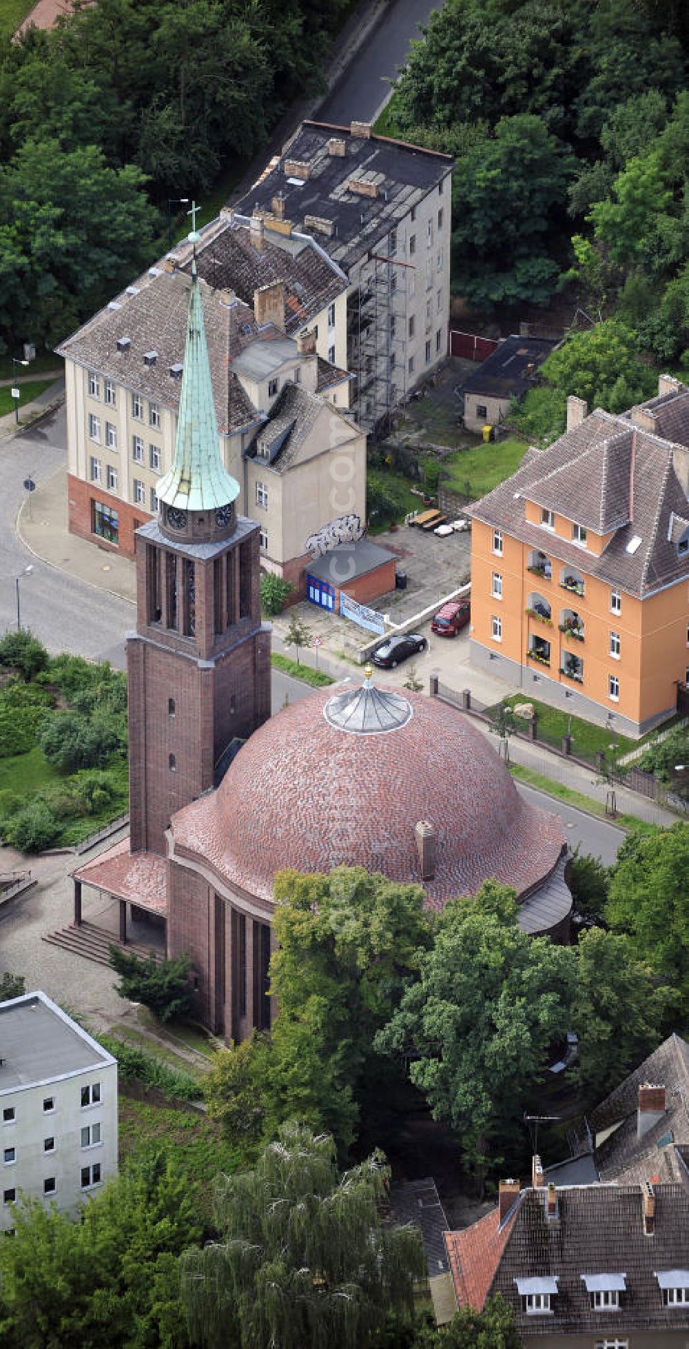 Frankfurt / Oder from the bird's eye view: Blick auf die St. - Georg - Kirche in Frankfurt / Oder an der Bergstraße. Der Kirchenneubau wurde 1928 eingeweiht und ist die größte Kirche der Kirchegemeinde Frankfurt / Oder. Der Bau erfolgte nach einem Entwurf von Curt Steinberg. View of the St. - George - Church in Frankfurt / Oder at Bergstrasse. The new church was consecrated in 1928 and is the largest church in the parish church of Frankfurt / Oder. The building was designed by Curt Steinberg.