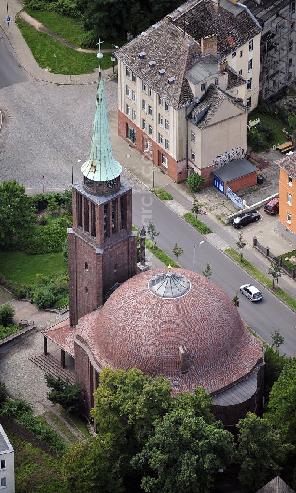 Aerial photograph Frankfurt / Oder - Blick auf die St. - Georg - Kirche in Frankfurt / Oder an der Bergstraße. Der Kirchenneubau wurde 1928 eingeweiht und ist die größte Kirche der Kirchegemeinde Frankfurt / Oder. Der Bau erfolgte nach einem Entwurf von Curt Steinberg. View of the St. - George - Church in Frankfurt / Oder at Bergstrasse. The new church was consecrated in 1928 and is the largest church in the parish church of Frankfurt / Oder. The building was designed by Curt Steinberg.