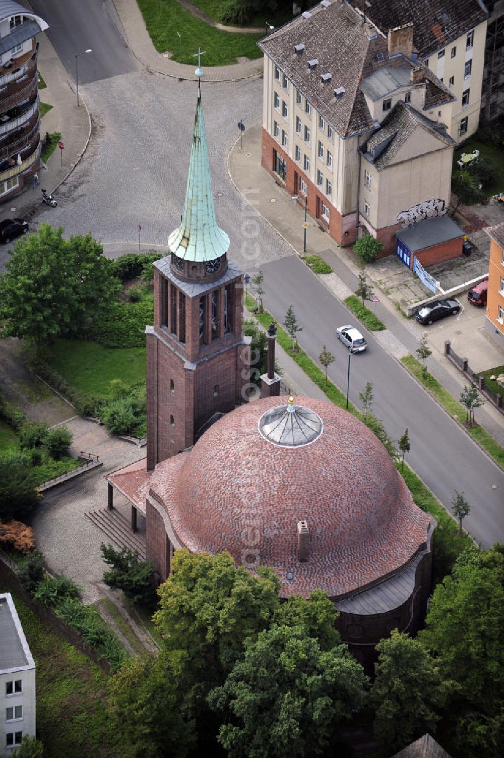 Frankfurt / Oder from above - Blick auf die St. - Georg - Kirche in Frankfurt / Oder an der Bergstraße. Der Kirchenneubau wurde 1928 eingeweiht und ist die größte Kirche der Kirchegemeinde Frankfurt / Oder. Der Bau erfolgte nach einem Entwurf von Curt Steinberg. View of the St. - George - Church in Frankfurt / Oder at Bergstrasse. The new church was consecrated in 1928 and is the largest church in the parish church of Frankfurt / Oder. The building was designed by Curt Steinberg.