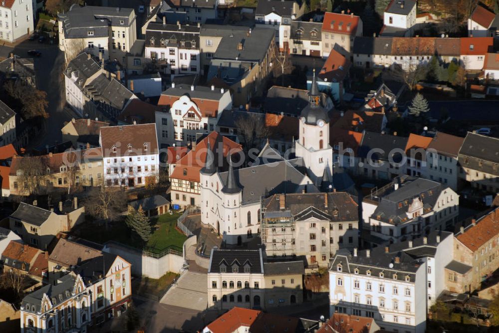 Meerane from above - Blick auf die Evangelische Kirche St. Martin in Meerane, die von Wohnhäusern umschlossen ist. Sie wurde bereits 1314 erstmalig erwähnt. Nach großen Stadtbränden im 16. und 17. Jh. mussten Erneuerungen vorgenommen werden. Besonderheiten sind vor allem die Reste des romanischen Erstbaues im Turm, das romanische Taufbecken, der Flügelaltar um 1500 und ein großes Wandgemälde aus der Jugendstilzeit „Jesu Einzug in Jerusalem“, 1503 geweiht. (Kirche St. Martin Ev.-Luth. Pfarramt, Kirchplatz 1, 08393 Meerane, Tel. 03764 / 24 74)