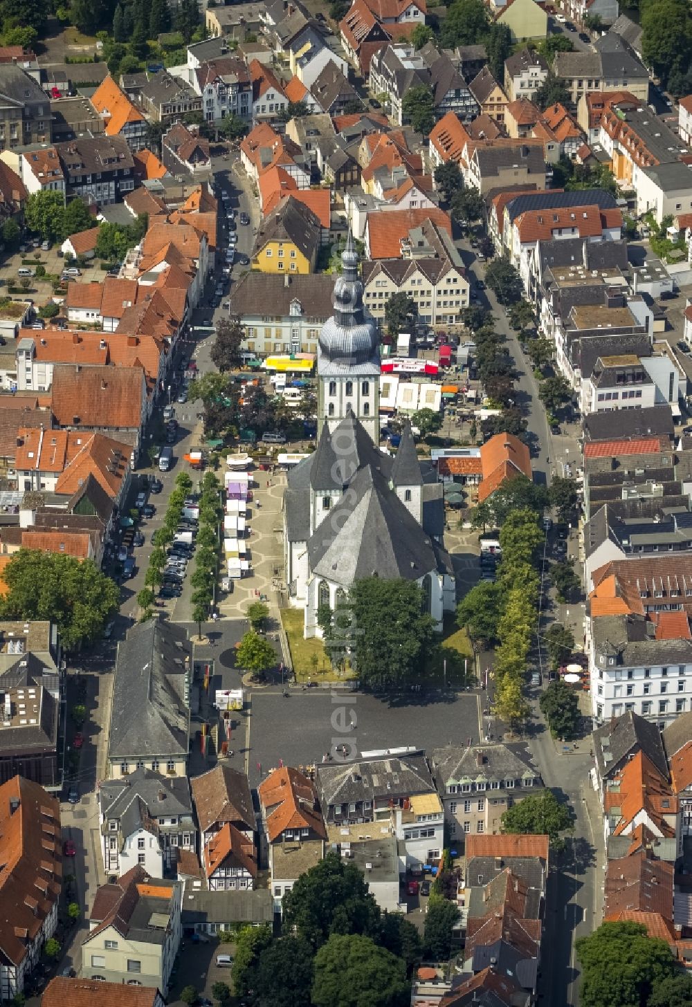 Lippstadt from the bird's eye view: Protestant church and market place in the center of the old town of Lippstadt in the Soest Boerde in the state of North Rhine-Westphalia