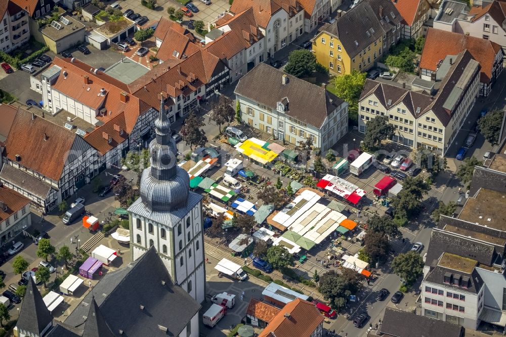 Aerial photograph Lippstadt - Protestant church and market place in the center of the old town of Lippstadt in the Soest Boerde in the state of North Rhine-Westphalia