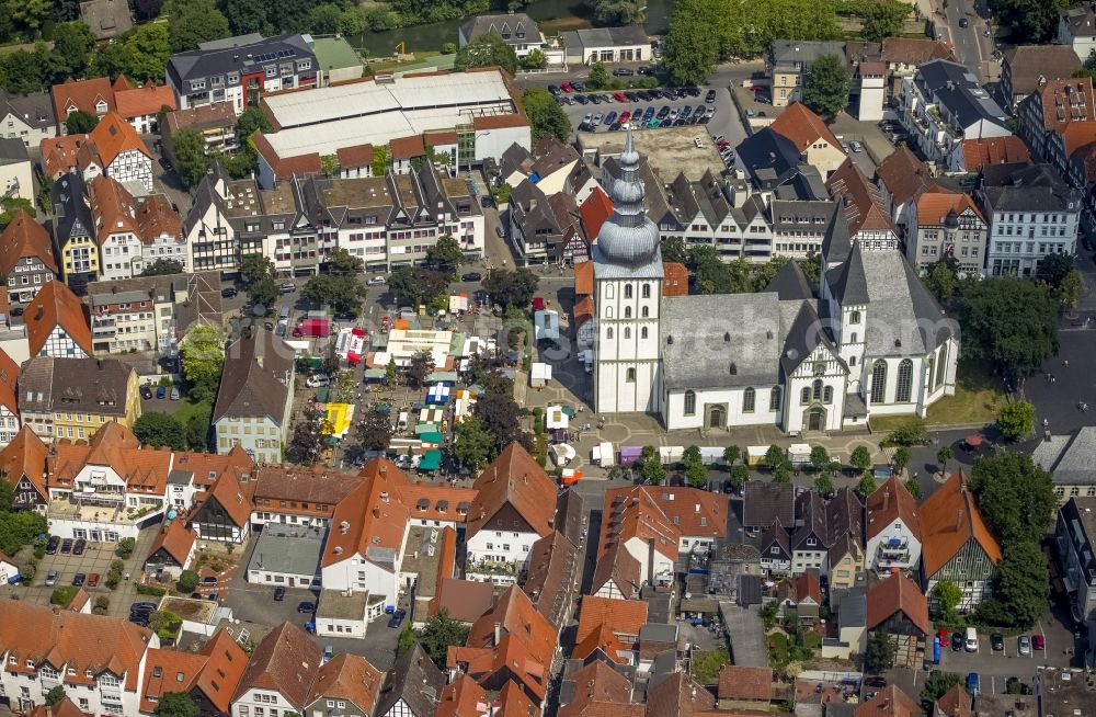 Aerial photograph Lippstadt - Protestant church and market place in the center of the old town of Lippstadt in the Soest Boerde in the state of North Rhine-Westphalia