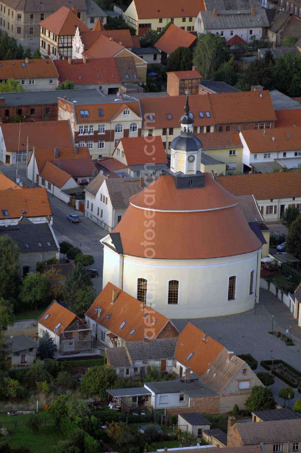 Aerial photograph Oranienbaum - Blick auf die Evangelische Stadtkirche Oranienbaum in Sachsen - Anhalt. Die Kirche wurde im Stil des Barock erbaut und im Jahr 1712 eingeweiht. Mit ihrerm ungewöhnlich elliptischen Grundriss ist sie ein beliebtes Ausflugsziel für Touristen. Trotz ihrer Restaurierung in den Jahren von 1991 bis 1995 macht die Kirche noch den Eindruck eines im Original erhaltenen Bauwerks. Kontakt Pfarramt: Evangelisches Pfarramt Oranienbaum, Brauerstraße 26, 06785 Oranienbaum, Tel. +49(0)34904 20512, Fax +49(0)34904 21742, Email: stadtkirche-oranienbaum@kircheanhalt.de; Kontakt Touristinfo: Stadtinformation Oranienbaum, Schloßstraße 17, 06785 Oranienbaum, Tel. +49(0)34904 22520