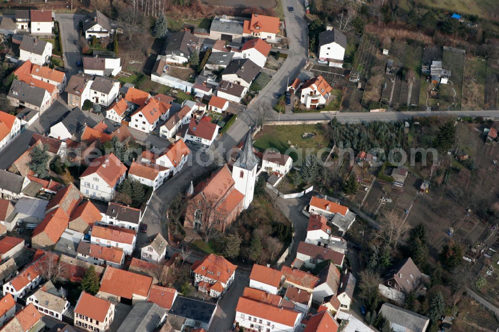 Gimbsheim from above - Sicht auf das Evangelische Pfarrhaus in der Ortsgemeinde Gimbsheim im Landkreis Alzey-Worms in Rheinland-Pfalz. Der Chor und der Turm dieser Kirche sind im 15. Jahrhundert erbaut worden. Das Kirchenschiff wurde 1862 abgerissen und von 1866 bis 1868 unter Pfarrer Weitzel neu errichtet. View to the Evangelistic Rectory of Gimbsheim in the administrative district Alzey-Worms of Rhineland-Palatinate. The choir was built in the 15th century and the nave was reconstructed between 1866 and 1868 by the pastor Weitzel.