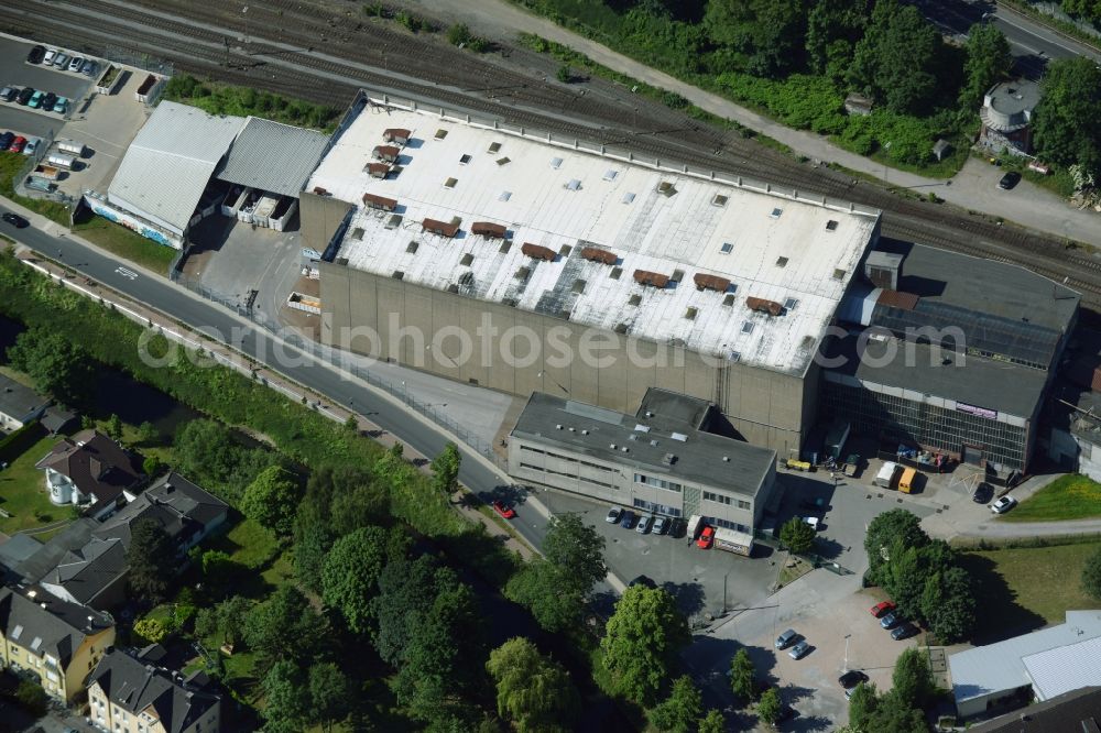 Aerial image Menden (Sauerland) - Event location Schmelzwerk in Menden (Sauerland) in the state of North Rhine-Westphalia. The former factory and events location is located between railway tracks and the river Hoenne in the West of the town centre