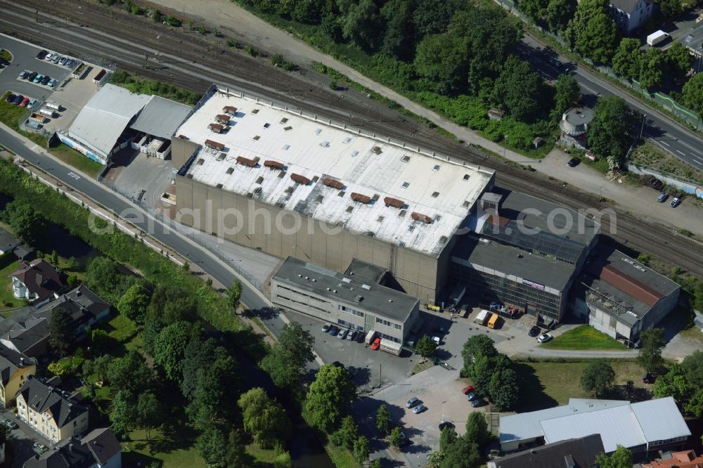 Aerial photograph Menden (Sauerland) - Event location Schmelzwerk in Menden (Sauerland) in the state of North Rhine-Westphalia. The former factory and events location is located between railway tracks and the river Hoenne in the West of the town centre