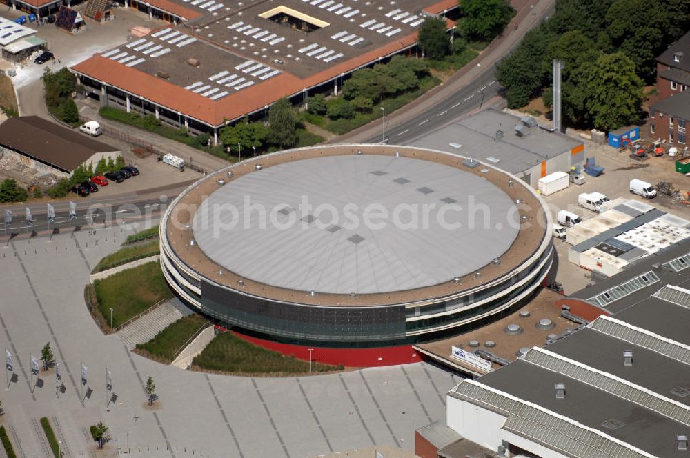 OLDENBURG from above - Blick auf die EWE Arena. Die EWE ARENA ist Teil des Weser-Ems Hallen-Komplexes und mit den übrigen Hallen verbunden.Weser-Ems-Halle Oldenburg GmbH, Europaplatz 12, 26123 Oldenburg, Presse-Telefon: 0441/8003298, info@weser-ems-halle.de