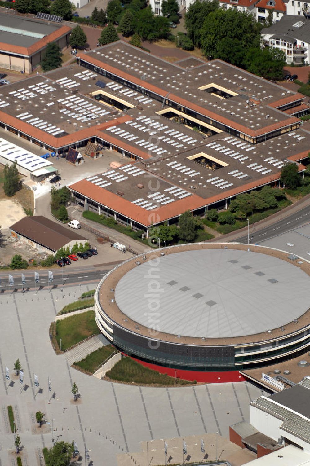 OLDENBURG from the bird's eye view: Blick auf die EWE Arena. Die EWE ARENA ist Teil des Weser-Ems Hallen-Komplexes und mit den übrigen Hallen verbunden.Weser-Ems-Halle Oldenburg GmbH, Europaplatz 12, 26123 Oldenburg, Presse-Telefon: 0441/8003298, info@weser-ems-halle.de