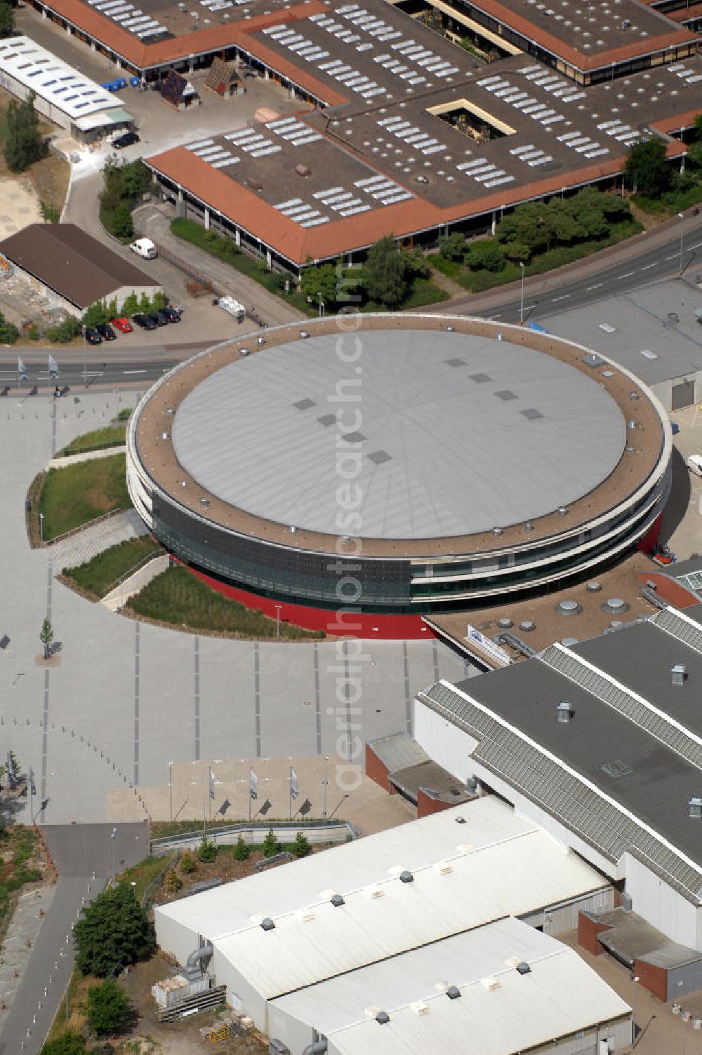 Aerial image OLDENBURG - Blick auf die EWE Arena. Die EWE ARENA ist Teil des Weser-Ems Hallen-Komplexes und mit den übrigen Hallen verbunden.Weser-Ems-Halle Oldenburg GmbH, Europaplatz 12, 26123 Oldenburg, Presse-Telefon: 0441/8003298, info@weser-ems-halle.de