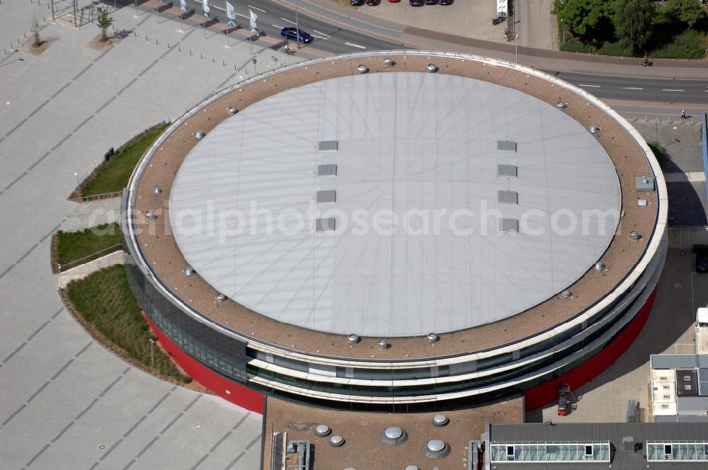 OLDENBURG from above - Blick auf die EWE Arena. Die EWE ARENA ist Teil des Weser-Ems Hallen-Komplexes und mit den übrigen Hallen verbunden.Weser-Ems-Halle Oldenburg GmbH, Europaplatz 12, 26123 Oldenburg, Presse-Telefon: 0441/8003298, info@weser-ems-halle.de