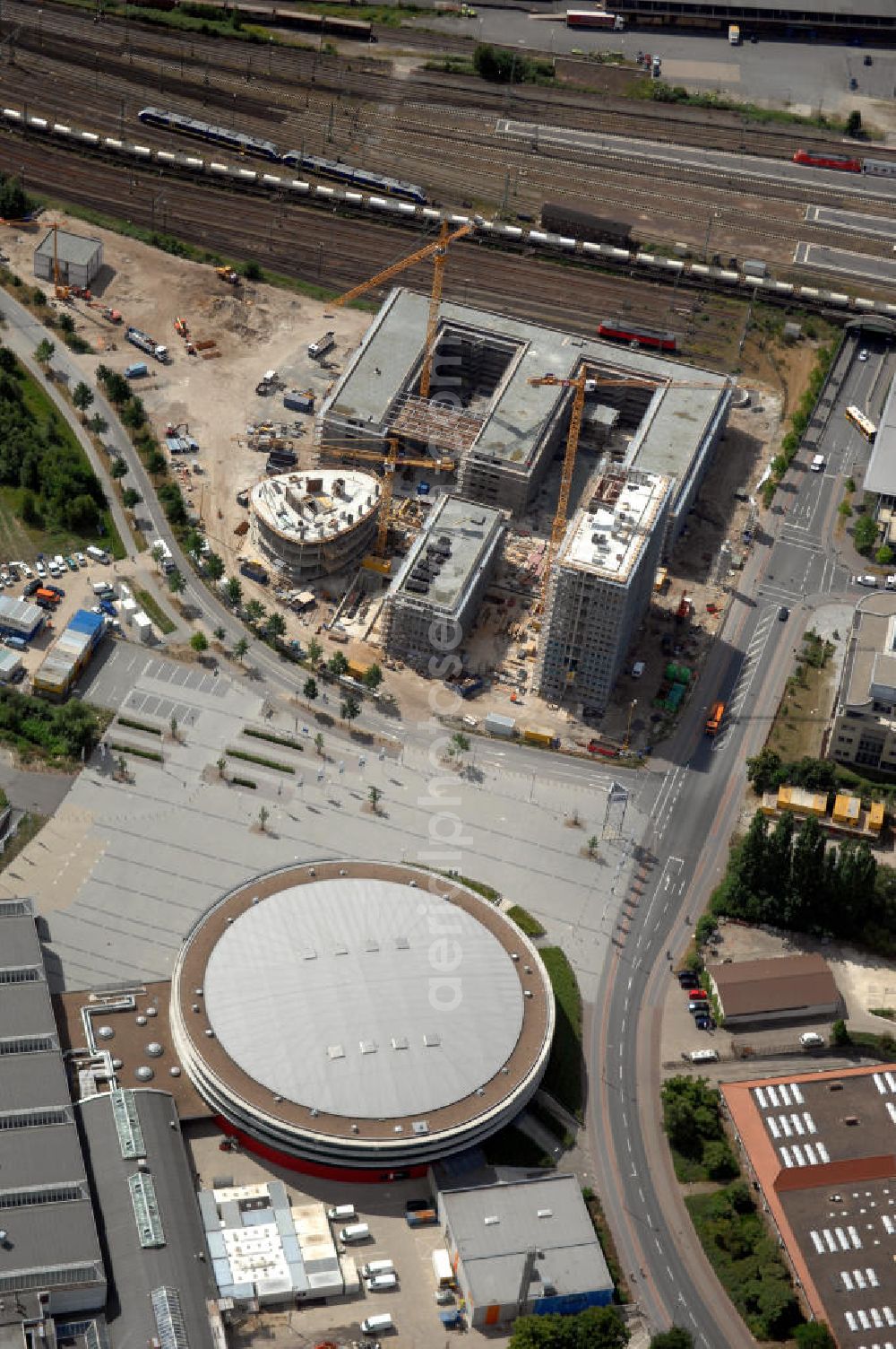 Aerial photograph OLDENBURG - Blick auf die EWE Arena. Die EWE ARENA ist Teil des Weser-Ems Hallen-Komplexes und mit den übrigen Hallen verbunden.Weser-Ems-Halle Oldenburg GmbH, Europaplatz 12, 26123 Oldenburg, Presse-Telefon: 0441/8003298, info@weser-ems-halle.de