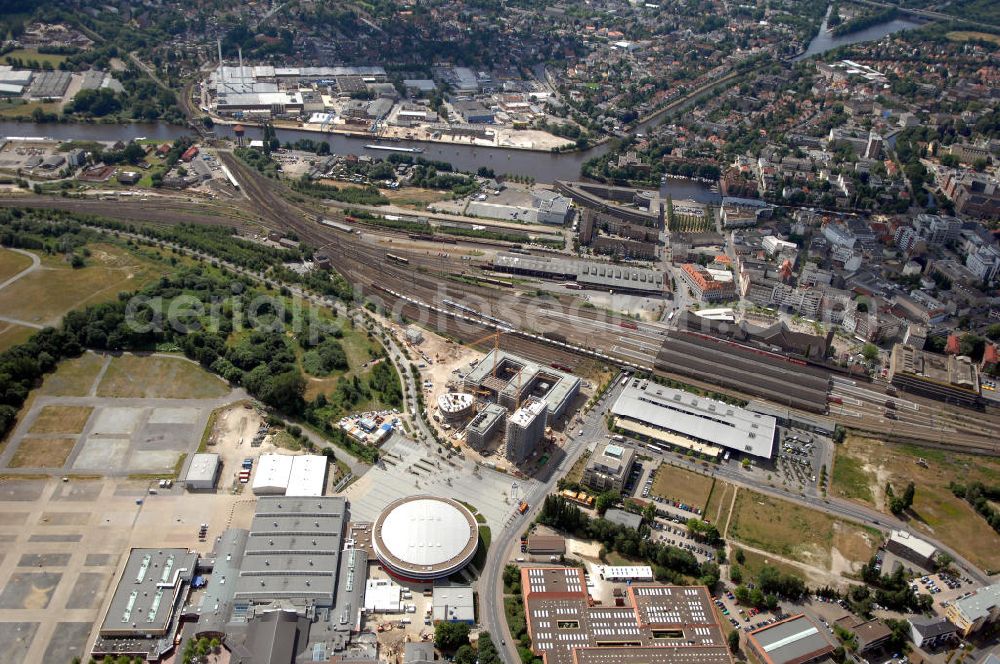 OLDENBURG from above - Blick auf die EWE Arena. Die EWE ARENA ist Teil des Weser-Ems Hallen-Komplexes und mit den übrigen Hallen verbunden.Weser-Ems-Halle Oldenburg GmbH, Europaplatz 12, 26123 Oldenburg, Presse-Telefon: 0441/8003298, info@weser-ems-halle.de