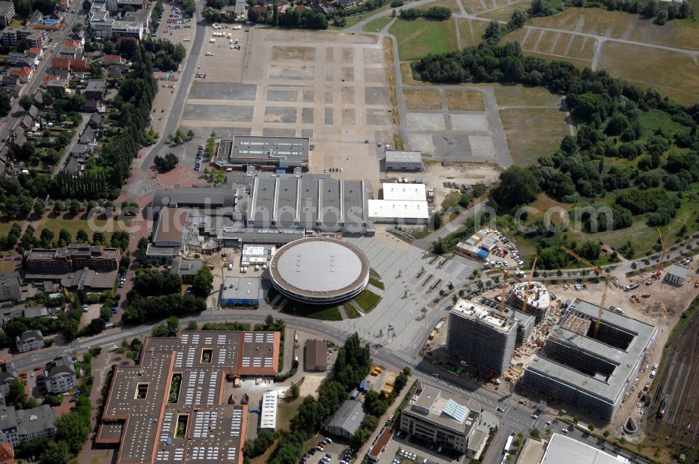 Aerial photograph OLDENBURG - Blick auf die EWE Arena. Die EWE ARENA ist Teil des Weser-Ems Hallen-Komplexes und mit den übrigen Hallen verbunden.Weser-Ems-Halle Oldenburg GmbH, Europaplatz 12, 26123 Oldenburg, Presse-Telefon: 0441/8003298, info@weser-ems-halle.de