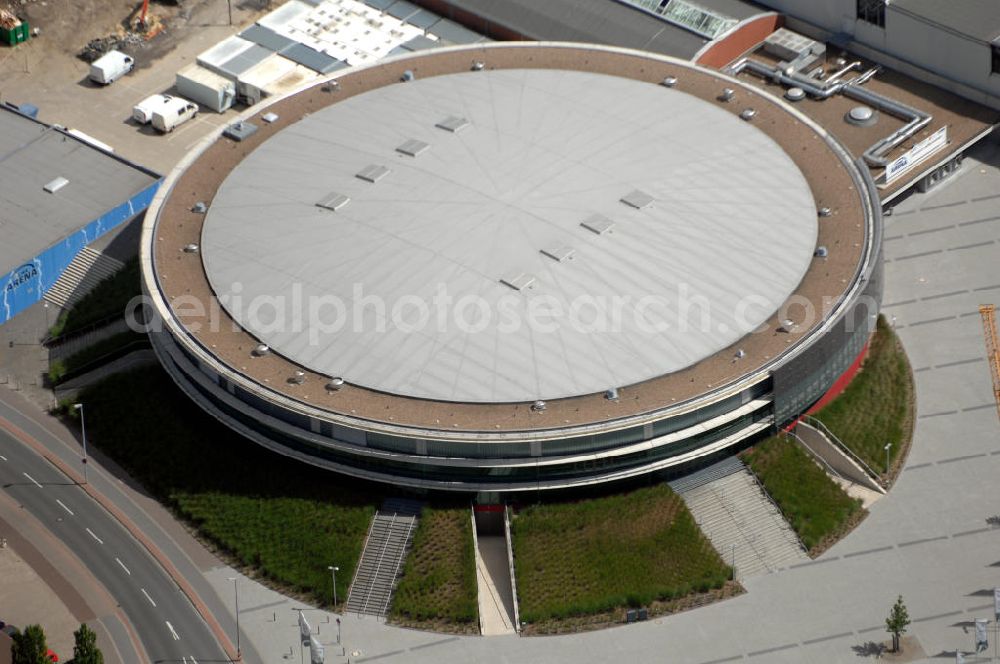 OLDENBURG from above - Blick auf die EWE Arena. Die EWE ARENA ist Teil des Weser-Ems Hallen-Komplexes und mit den übrigen Hallen verbunden.Weser-Ems-Halle Oldenburg GmbH, Europaplatz 12, 26123 Oldenburg, Presse-Telefon: 0441/8003298, info@weser-ems-halle.de