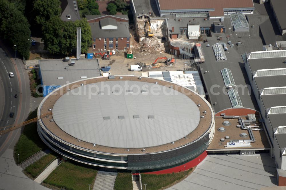 OLDENBURG from the bird's eye view: Blick auf die EWE Arena. Die EWE ARENA ist Teil des Weser-Ems Hallen-Komplexes und mit den übrigen Hallen verbunden.Weser-Ems-Halle Oldenburg GmbH, Europaplatz 12, 26123 Oldenburg, Presse-Telefon: 0441/8003298, info@weser-ems-halle.de