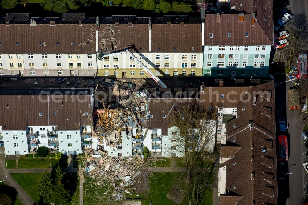 Dortmund from the bird's eye view: Explosion damages in Residential area of the multi-family house settlement Teutonenstrasse in the district Hoerde in Dortmund in the state North Rhine-Westphalia