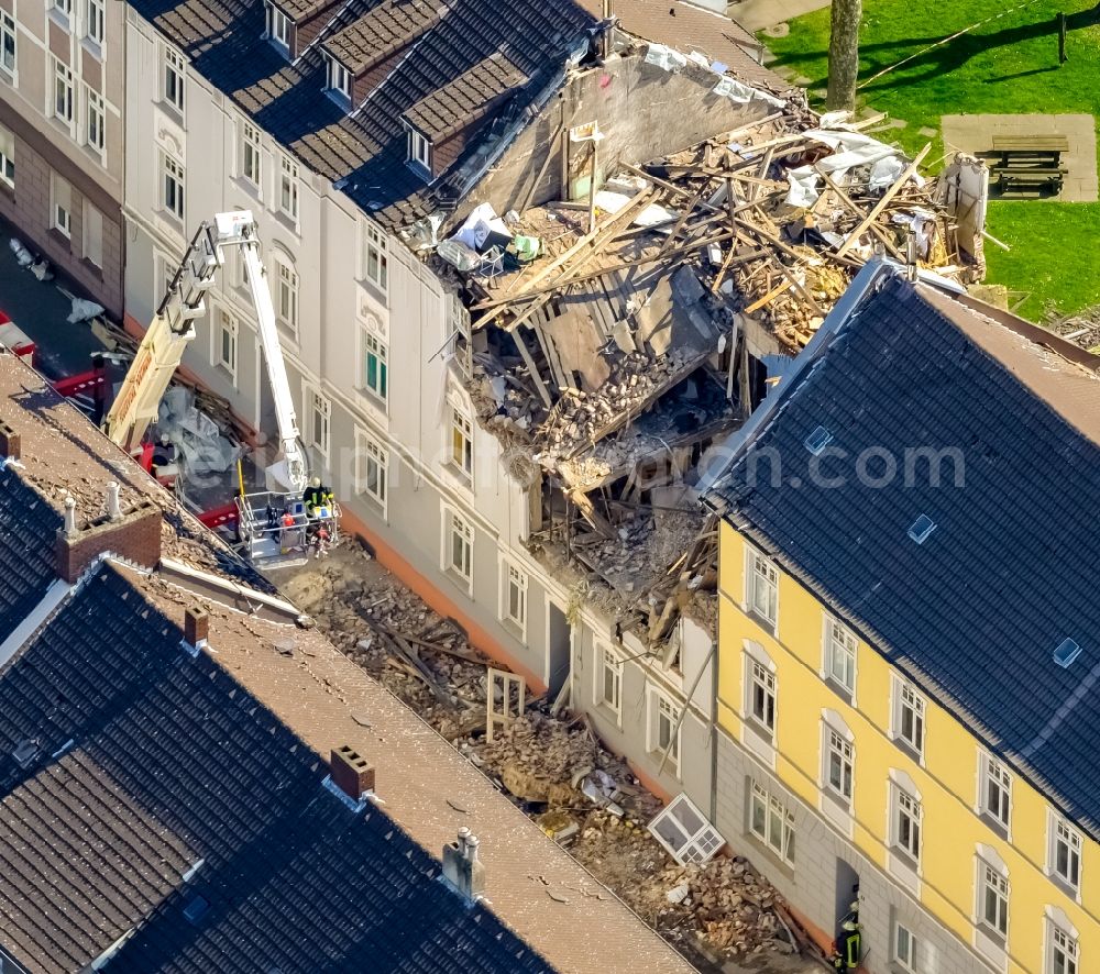 Dortmund from the bird's eye view: Explosion damages in Residential area of the multi-family house settlement Teutonenstrasse in the district Hoerde in Dortmund in the state North Rhine-Westphalia