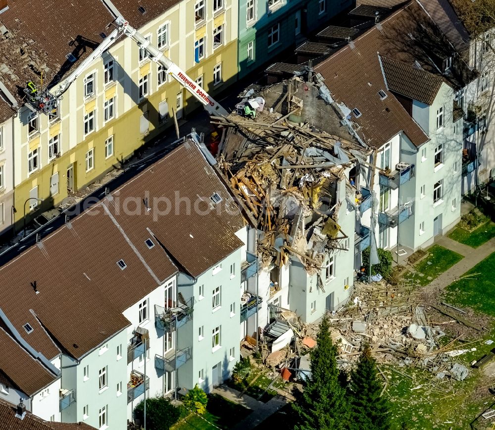 Dortmund from the bird's eye view: Explosion damages in Residential area of the multi-family house settlement Teutonenstrasse in the district Hoerde in Dortmund in the state North Rhine-Westphalia