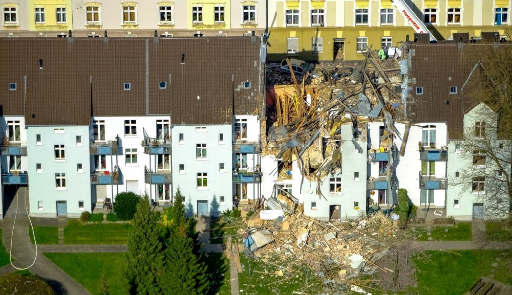 Dortmund from above - Explosion damages in Residential area of the multi-family house settlement Teutonenstrasse in the district Hoerde in Dortmund in the state North Rhine-Westphalia